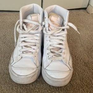 Nike blazers mid 77’. The size is 7. Is like new.